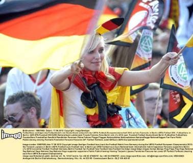 Fußballfans verfolgen das Fußballmatch von Deutschland anlässlich der UEFA Fußball-Europameisterschaft 2012 auf der Fanmeile in Berlin UEFA Fußball EM - Fußballfans in Berlin