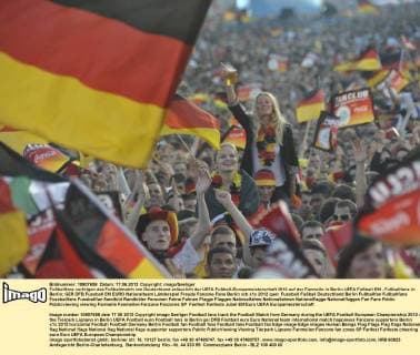 Fußballfans verfolgen das Fußballmatch von Deutschland anlässlich der UEFA Fußball-Europameisterschaft 2012 auf der Fanmeile in Berlin UEFA Fußball EM - Fußballfans in Berlin