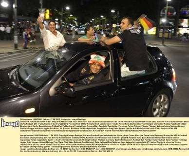 Deutsche Fußballfans feiern den Sieg ihrer Mannschaft nach dem Spiel von Deutschland anlässlich der UEFA Fußball-Europameisterschaft 2012 auf dem Kurfürstendamm in Berlin UEFA Fußball EM - Fußballfans in Berlin