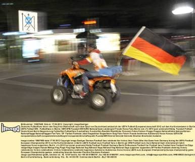 Deutsche Fußballfans feiern den Sieg ihrer Mannschaft nach dem Spiel von Deutschland anlässlich der UEFA Fußball-Europameisterschaft 2012 auf dem Kurfürstendamm in Berlin UEFA Fußball EM - Fußballfans in Berlin