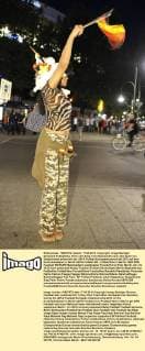 Deutsche Fußballfans feiern den Sieg ihrer Mannschaft nach dem Spiel von Deutschland anlässlich der UEFA Fußball-Europameisterschaft 2012 auf dem Kurfürstendamm in Berlin UEFA Fußball EM - Fußballfans in Berlin