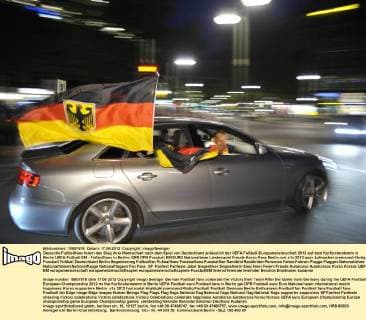 Deutsche Fußballfans feiern den Sieg ihrer Mannschaft nach dem Spiel von Deutschland anlässlich der UEFA Fußball-Europameisterschaft 2012 auf dem Kurfürstendamm in Berlin UEFA Fußball EM - Fußballfans in Berlin