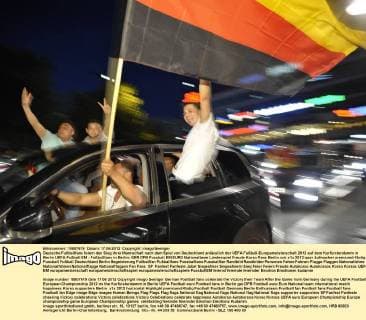 Deutsche Fußballfans feiern den Sieg ihrer Mannschaft nach dem Spiel von Deutschland anlässlich der UEFA Fußball-Europameisterschaft 2012 auf dem Kurfürstendamm in Berlin UEFA Fußball EM - Fußballfans in Berlin