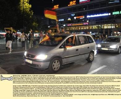 Deutsche Fußballfans feiern den Sieg ihrer Mannschaft nach dem Spiel von Deutschland anlässlich der UEFA Fußball-Europameisterschaft 2012 auf dem Kurfürstendamm in Berlin UEFA Fußball EM - Fußballfans in Berlin