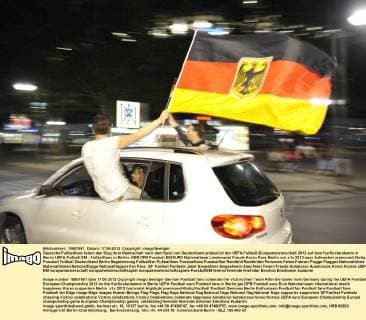 Deutsche Fußballfans feiern den Sieg ihrer Mannschaft nach dem Spiel von Deutschland anlässlich der UEFA Fußball-Europameisterschaft 2012 auf dem Kurfürstendamm in Berlin UEFA Fußball EM - Fußballfans in Berlin