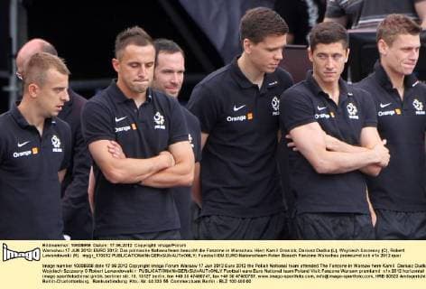 Warschau 17 JUN 2012: EURO 2012: Das polnische Nationalteam besucht die Fanzone in Warschau. Hier: Kamil Grosick, Dariusz Dudka (L), Wojciech Szczesny (C), Robert Lewandowski (R). mygr_170612 