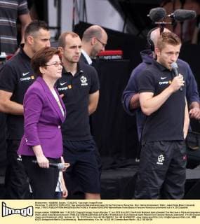 Warschau 17 JUN 2012: EURO 2012: Das polnische Nationalteam besucht die Fanzone in Warschau. Hier: Hanna Gronkiewicz Waltz, Jakub Kuba Blaszczykowski. mygr_170612 