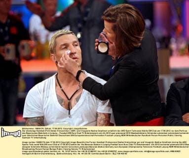 Der ehemalige Handball-Profi Stefan Kretzschmar ( GER ) und Visagistin Nadine Ostafinski anläßlich der ARD Sport-Talkrunde Waldis EM Club am 17.06.2012 vor dem Porticus des Bayerischen Bahnhofs in Leipzig.
