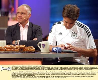 Der ehemalige Fussball-Profi Michael Rummenigge ( GER ) links und Comedian Matze Knop ( GER eigentl. Matthias Knop ) anläßlich der ARD Sport-Talkrunde Waldis EM Club am 17.06.2012 vor dem Porticus des Bayerischen Bahnhofs in Leipzig.