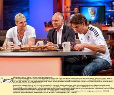 (l-r) Der ehemalige Handball-Profi Stefan Kretzschmar ( GER ), der ehemalige Fussball-Profi Michael Rummenigge ( GER ) und Comedian Matze Knop ( GER eigentl. Matthias Knop ) anläßlich der ARD Sport-Talkrunde Waldis EM Club am 17.06.2012 vor dem Porticus des Bayerischen Bahnhofs in Leipzig.