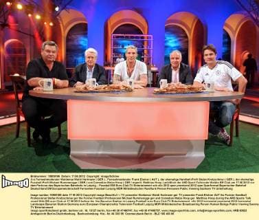 (l-r) Fernsehmoderator Waldemar Waldi Hartmann ( GER ) , Fernsehmoderator Frank Elstner ( AUT ), der ehemalige Handball-Profi Stefan Kretzschmar ( GER ), der ehemalige Fussball-Profi Michael Rummenigge ( GER ) und Comedian Matze Knop ( GER eigentl. Matthias Knop ) anläßlich der ARD Sport-Talkrunde Waldis EM Club am 17.06.2012 vor dem Porticus des Bayerischen Bahnhofs in Leipzig.
