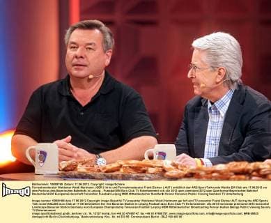 Fernsehmoderator Waldemar Waldi Hartmann ( GER ) links und Fernsehmoderator Frank Elstner ( AUT ) anläßlich der ARD Sport-Talkrunde Waldis EM Club am 17.06.2012 vor dem Porticus des Bayerischen Bahnhofs in Leipzig.