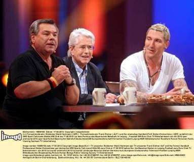 (l-r) Fernsehmoderator Waldemar Waldi Hartmann ( GER ) , Fernsehmoderator Frank Elstner ( AUT ) und Der ehemalige Handball-Profi Stefan Kretzschmar ( GER ) anläßlich der ARD Sport-Talkrunde Waldis EM Club am 17.06.2012 vor dem Porticus des Bayerischen Bahnhofs in Leipzig.