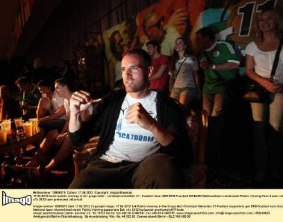 17.06.2012 essen public viewing in der gruga halle - christoph metzelder 31 - fussball fans