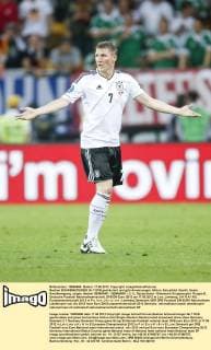 Bastian SCHWEINSTEIGER, Nr.7 DFB gestikuliert und gibt Anweisungen, Aktion, Einzelbild, Gestik, Geste, Handbewegung, zeigen, deuten GERMANY - DENMARK ( 2: 1), Deutschland - Dänemark Gruppenspiel, Gruppe B , Deutsche Fussball Nationalmannschaft, DFB EM Euro 2012 am 17.06.2012 in Lviv, Lemberg, U K R A I N E , Europameisterschaft 2012 in P o l e n, U k r a i n e
