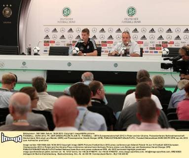 FUSSBALL - EURO 2012, PK, GER DANZIG,POLEN,18.JUN.12 - FUSSBALL - UEFA Europameisterschaft 2012 in Polen und der Ukraine, Pressekonferenz Nationalmannschaft Deutschland. Bild zeigt Lars Bender (GER) und Pressesprecher Harald Stenger (DFB). 