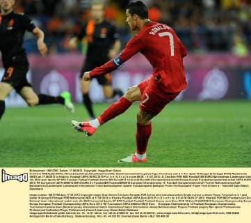 Cristiano RONALDO (POR) ,Aktion,Einzelaktion,Einzelbild,Freisteller,Ganzkörperaufnahme,ganze Figur,Torschuss zum 2-1.Tor, Spiel 19,Gruppe B,Portugal (POR)-Niederlande (NED) am 17.06.2012 in Kharkiv. Fussball UEFA EURO 2012 P o l e n U k r a i n e vom 08.06. - 01.07.2012. Â