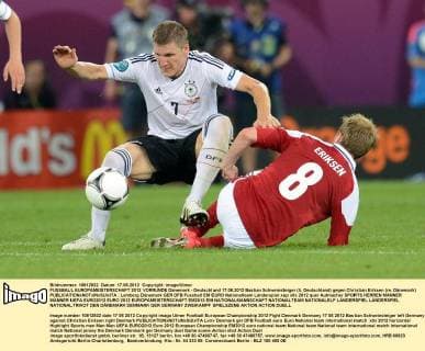 FUSSBALL EUROPAMEISTERSCHAFT 2012 VORRUNDE Dänemark - Deutschland 17.06.2012 Bastian Schweinsteiger (li, Deutschland) gegen Christian Eriksen (re, Dänemark) 
