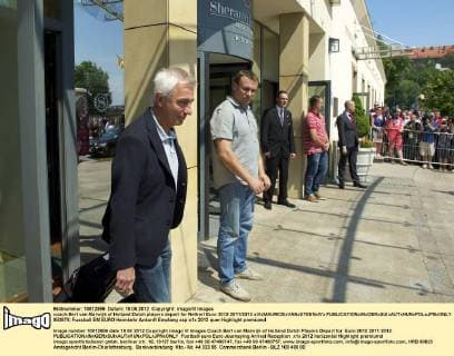 coach Bert van Marwijk of Holland Dutch players depart for Netherl Euro 2012 2011 2012 xVIxMAURICExVANxSTEENxIVx 983876