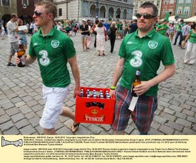 18.06.2012 , Poznan, Ireland fans happily congregate to say thank you to before the European Championship Group C game xFOT.xTOMASZxJASTRZEBOWSKIx xFOTOx  ActionPlus11292396