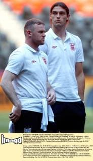 FUSSBALL - EURO 2012, ENG vs UKR, Training DONETSK,UKRAINE,18.JUN.12 - FUSSBALL - UEFA Europameisterschaft 2012 in Polen und der Ukraine, Länderspiel, Gruppenphase, England vs Ukraine, Vorberichte, Abschlusstraining ENG. Bild zeigt Wayne Rooney und Andy Carroll (ENG). 