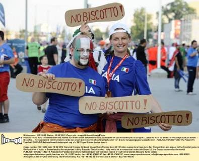 Poznan - Euro 2012 - Italienische Fans hoffen auf einen fairen Wettbewerb und appellieren an das Parallelspiel in Gruppe C, dass es nicht zu einer stillen Absprache (in Italien - Biscotto - , Keks genannt) kommt. Italien würde bei einem einvernehmlichen Unentschieden von 2:2 der Gruppengegner ausscheiden - 