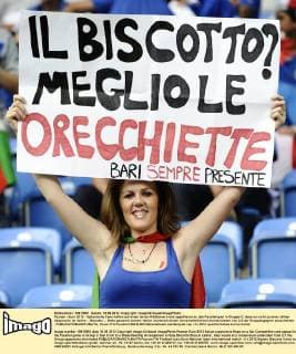 Poznan - Euro 2012 - Italienische Fans hoffen auf einen fairen Wettbewerb und appellieren an das Parallelspiel in Gruppe C, dass es nicht zu einer stillen Absprache (in Italien - Biscotto - , Keks genannt) kommt. Italien würde bei einem einvernehmlichen Unentschieden von 2:2 der Gruppengegner ausscheiden - 