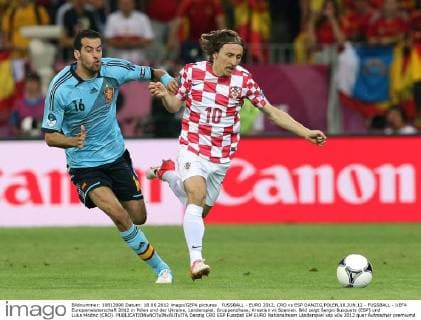 FUSSBALL - EURO 2012, CRO vs ESP DANZIG,POLEN,18.JUN.12 - FUSSBALL - UEFA Europameisterschaft 2012 in Polen und der Ukraine, Länderspiel, Gruppenphase, Kroatien vs Spanien. Bild zeigt Sergio Busquets (ESP) und Luka Modric (CRO). 
