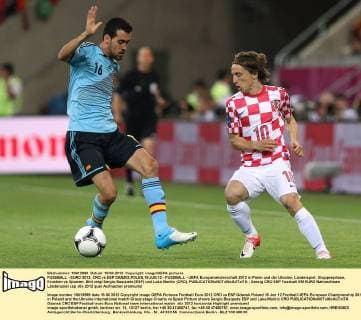 FUSSBALL - EURO 2012, CRO vs ESP DANZIG,POLEN,18.JUN.12 - FUSSBALL - UEFA Europameisterschaft 2012 in Polen und der Ukraine, Länderspiel, Gruppenphase, Kroatien vs Spanien. Bild zeigt Sergio Busquets (ESP) und Luka Modric (CRO). 