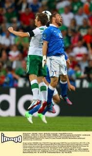 FUSSBALL - EURO 2012, ITA vs IRL POSEN, FUSSBALL - UEFA Europameisterschaft 2012 - Länderspiel, Gruppenphase, Italien vs Irland. Bild zeigt Kevin Doyle (IRL) und Daniele De Rossi (ITA). 