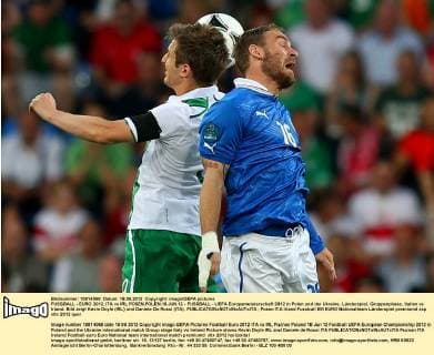 FUSSBALL - EURO 2012, ITA vs IRL POSEN,POLEN,18.JUN.12 - FUSSBALL - UEFA Europameisterschaft 2012 in Polen und der Ukraine, Länderspiel, Gruppenphase, Italien vs Irland. Bild zeigt Kevin Doyle (IRL) und Daniele De Rossi (ITA). 