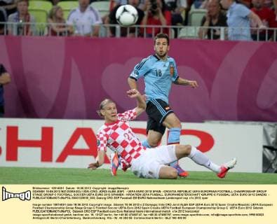 GDANSK 18.06.2012 N Z DOMAGOJ VIDA (CRO) JORDI ALBA (ESP) - UEFA EURO 2012 SPAIN - CROATIA REPUBLIC UEFA EUROPEAN FOOTBALL CHAMPIONSHIP GROUP STAGE GROUP C FOOTBALL SOCCER UEFA EURO 2012 SPANIEN - KROATIEN UEFA FUßBALL EUROPAMEISTERSCHAFT GRUPPE C FUSSBAL UEFA EURO 2012 DANZIG -  MAO120618_003