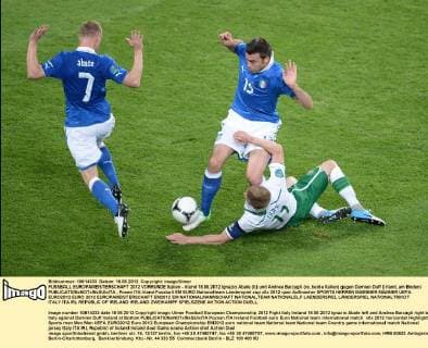 FUSSBALL EUROPAMEISTERSCHAFT 2012 VORRUNDE Italien - Irland 18.06.2012 Ignazio Abate (li) und Andrea Barzagli (re, beide Italien) gegen Damien Duff (Irland, am Boden) 