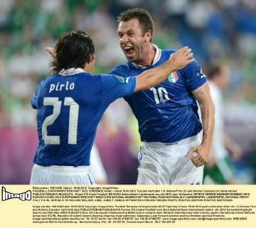 FUSSBALL EUROPAMEISTERSCHAFT 2012 VORRUNDE Italien - Irland 18.06.2012 Torjubel nach dem 1:0: Andrea Pirlo (li) und Antonio Cassano (re, beide Italien) 