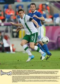 FUSSBALL EUROPAMEISTERSCHAFT 2012 VORRUNDE Italien - Irland 18.06.2012 Keith Andrews (li, Irland) gegen Antonio Cassano (re, Italien) 