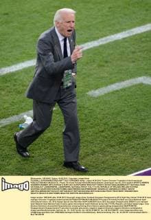 FUSSBALL EUROPAMEISTERSCHAFT 2012 VORRUNDE Italien - Irland 18.06.2012 Trainer Giovanni Trapattoni (Irland) emotional 