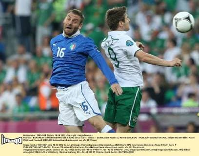 Poznan - EUROPEAN CHAMPIONSHIPS UEFA EURO 2012 - Italy - Ireland - DANIELE DE ROSSI (L) KEVIN DOYLE (P) -  20120618CSMT8444
