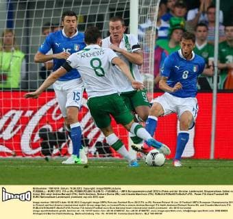 FUSSBALL - EURO 2012, ITA vs IRL POSEN,POLEN,18.JUN.12 - FUSSBALL - UEFA Europameisterschaft 2012 in Polen und der Ukraine, Länderspiel, Gruppenphase, Italien vs Irland. Bild zeigt Andrea Barzagli (ITA), Keith Andrews, Richard Dunne (IRL) und Claudio Marchisio (ITA). 