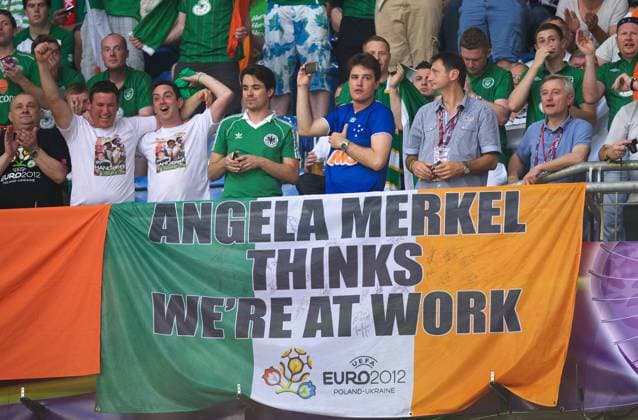Fussball Posnan Posen 18.06.2012 Europameisterschaften - Irische Fans mit politischem Spruchband Angela Merkel denkt , dass wir arbeiten