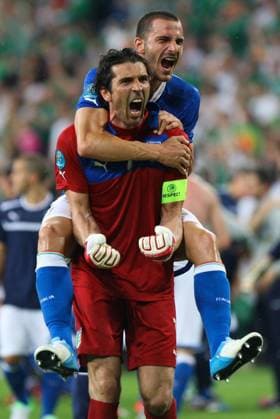 18.06.2012 , Poznan. European Football Championships. Republic of Ireland versus Italy. Round 3.GIANLUIGI BUFFON and LEONARDO BONUCCI (ITA)celebrate their win at full time xADAMxJASTRZEBOWSKIx  ActionPlus11292654