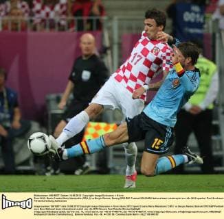 Euro-2012. Spain-Croatia.Mario Mandzukic (CRO, l) vs Sergio Ramos
