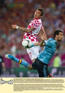 Mario MANDZUKIC (CRO) - Sergio BUSQUETS (r ESP) UEFA Fussball Europameisterschaft 2012, Vorrunde: Kroatien - Spanien in Danzig, Polen am 18.06.2012,