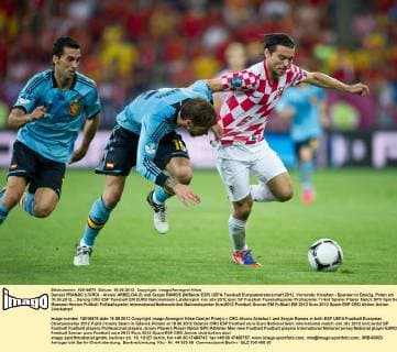 Danijel PRANJIC (r CRO) - Alvaro ARBELOA (l) und Sergio RAMOS (M Beide ESP) UEFA Fussball Europameisterschaft 2012, Vorrunde: Kroatien - Spanien in Danzig, Polen am 18.06.2012,