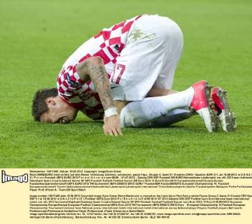 Mario MANDZUKIC liegt verletzt auf dem Rasen, Verletzung, Schmerz, schmerzen, ganze Figur, Gruppe C, Spiel 21, Kroatien (CRO) - Spanien (ESP) 0:1, am 18.06.2012 in D A N Z I G P o l e n Fussball UEFA EURO 2012 P o l e n U k r a i n e vom 08.06. - 01.07.2012.