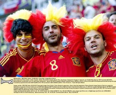 Drei spanische Fans jubeln, Jubel, Freude, cheers, Brustbild, Gestik, Geste, Fan, Zuschauer, Supporter Gruppe C, Spiel 21, am 18.06.2012