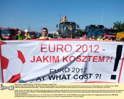 Gdansk, 18.06.2012, EURO 2012 - Bauarbeiter protestieren gegen die Verteilung der Lasten der EURO 2012 und blockieren die Zufahrtsstrasse zum Stadion delu_180612 