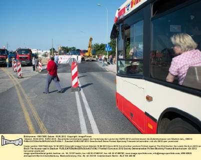 Gdansk, 18.06.2012, EURO 2012 - Bauarbeiter protestieren gegen die Verteilung der Lasten der EURO 2012 und blockieren die Zufahrtsstrasse zum Stadion delu_180612 