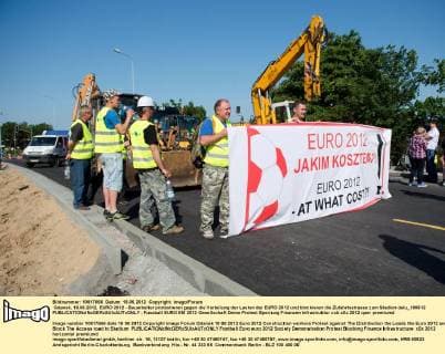 Gdansk, 18.06.2012, EURO 2012 - Bauarbeiter protestieren gegen die Verteilung der Lasten der EURO 2012 und blockieren die Zufahrtsstrasse zum Stadion delu_180612 
