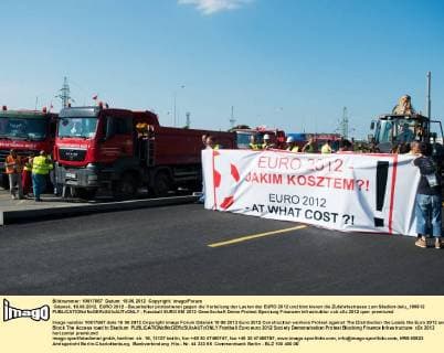 Gdansk, 18.06.2012, EURO 2012 - Bauarbeiter protestieren gegen die Verteilung der Lasten der EURO 2012 und blockieren die Zufahrtsstrasse zum Stadion delu_180612 