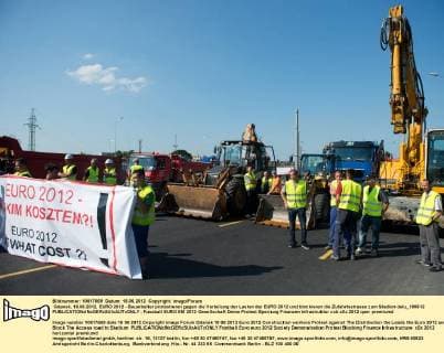 Gdansk, 18.06.2012, EURO 2012 - Bauarbeiter protestieren gegen die Verteilung der Lasten der EURO 2012 und blockieren die Zufahrtsstrasse zum Stadion delu_180612 